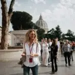 Guida turistica che conduce il gruppo attraverso la Città del Vaticano