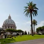 Basilica di San Pietro con palme, Città del Vaticano.