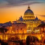 Vue de la basilique Saint-Pierre au coucher du soleil, Rome, Italie