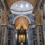 Intérieur de la basilique Saint-Pierre avec son architecture ornée